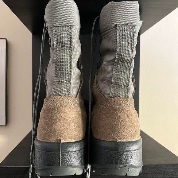 Belleville Vibram Goretex Women's Combat
Boots
basically brand new - Picture 2 of 4